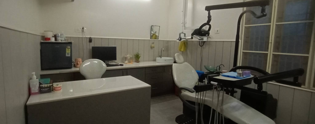 Clinical treatment operatory with modern ergonomic dental chair at Dr Menakha's Dentistry Kolathur